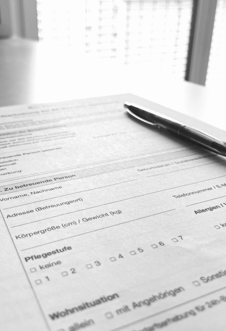 Individuellen Betreuungsbedarf gemeinsam klären Ein Kugelschreiber liegt auf einem Formular zur Bedarfserhebung mit Feldern zu persönlichen Angaben, Pflegestufe und Wohnsituation.